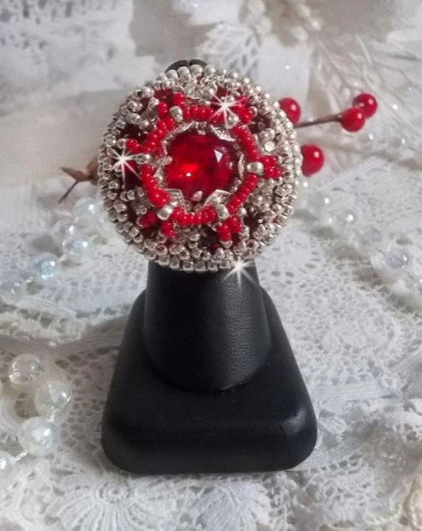 Drigon Red ring geborduurd met een rode Swarovski kristal cabochon, zilveren bezels en rocailles.