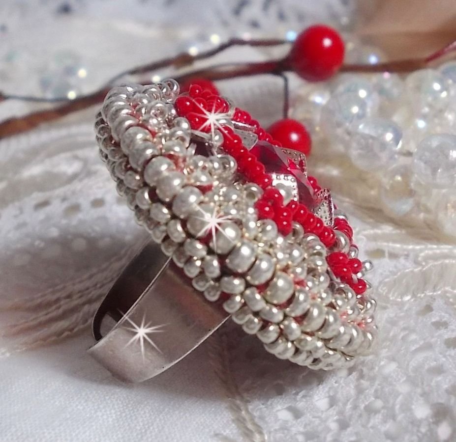 Drigon Red ring geborduurd met een rode Swarovski kristal cabochon, zilveren bezels en rocailles.