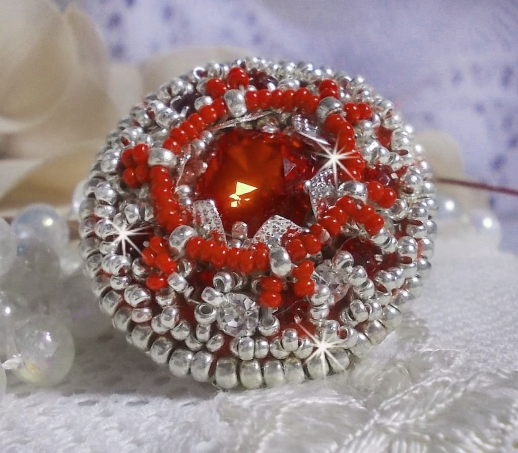 Drigon Red ring geborduurd met een rode Swarovski kristal cabochon, zilveren bezels en rocailles.