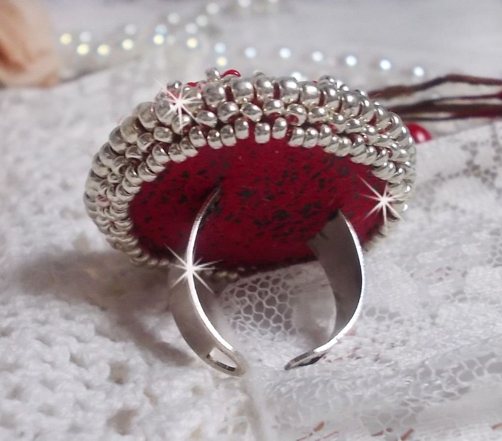 Drigon Red ring geborduurd met een rode Swarovski kristal cabochon, zilveren bezels en rocailles.