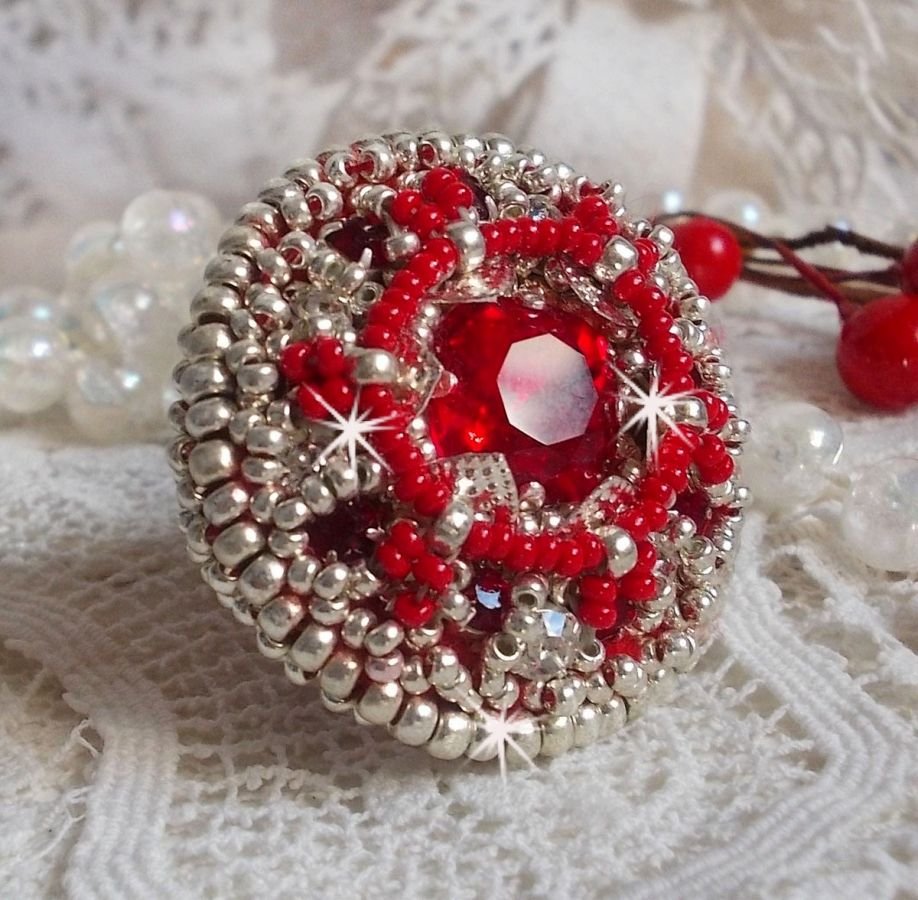 Drigon Red ring geborduurd met een rode Swarovski kristal cabochon, zilveren bezels en rocailles.