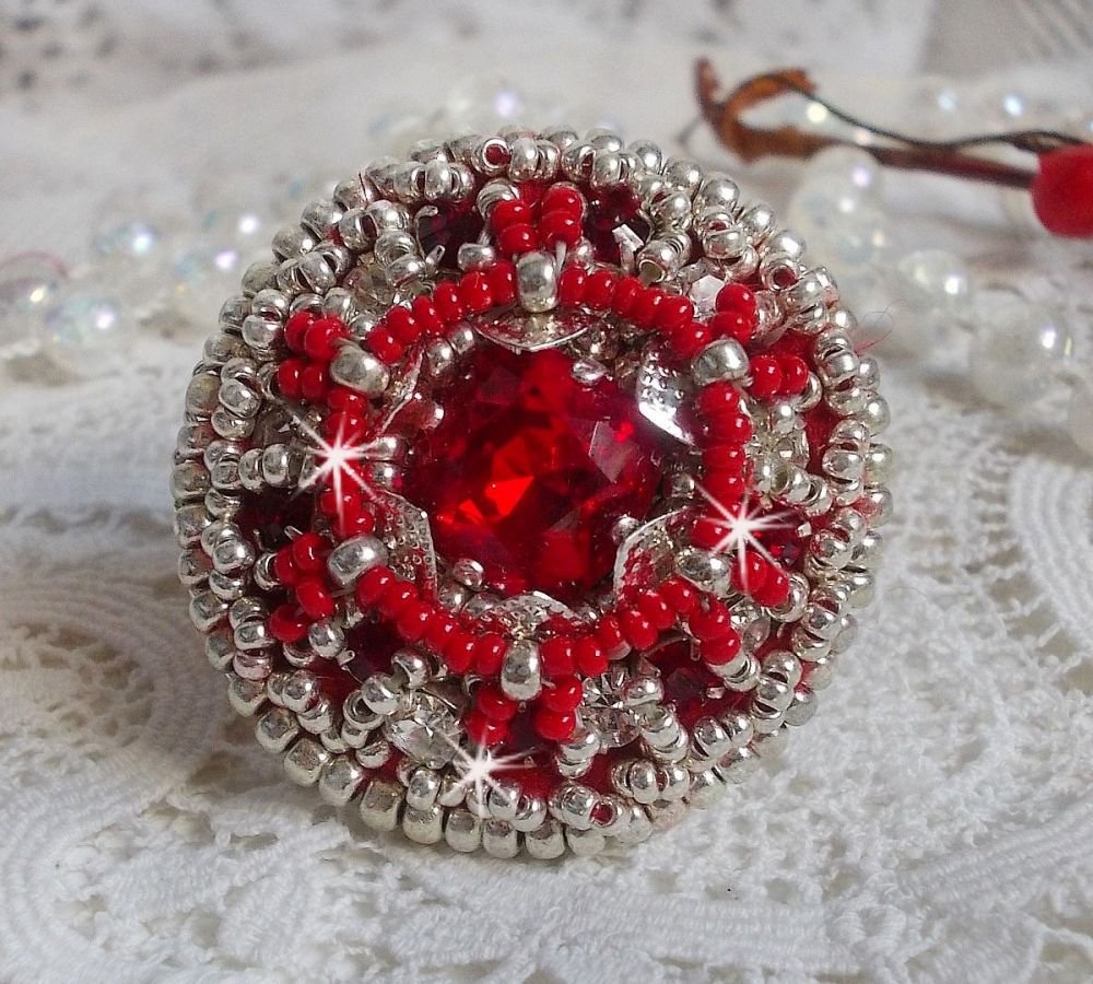 Drigon Red ring geborduurd met een rode Swarovski kristal cabochon, zilveren bezels en rocailles.
