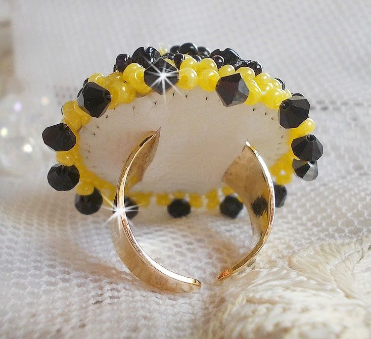 Bloemenring geborduurd met Swarovski kristallen, ronde parels, rocailles en een 925/1000 zilveren ringstandaard.