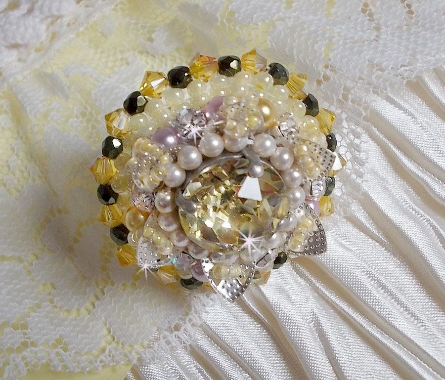 Bloemenring geborduurd met Swarovski kristallen, ronde parels, rocailles en een 925/1000 zilveren ringstandaard.