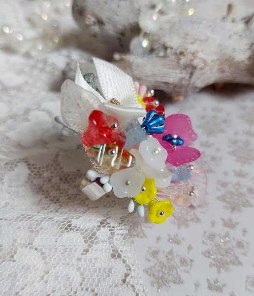Bague Emeline mont&eacute;e avec fleurs en verre, fleurs et feuilles r&eacute;sine, perles cristal Swarovski et bague filigran&eacute;e