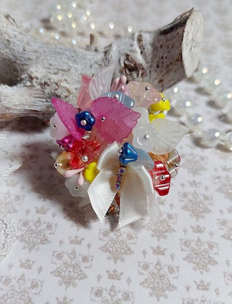 Bague Emeline mont&eacute;e avec fleurs en verre, fleurs et feuilles r&eacute;sine, perles cristal Swarovski et bague filigran&eacute;e