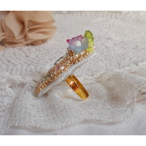 Envol&eacute;e Fleurie ring geborduurd met een hars cabochon van Lucite bloemen, parels en rocailles.