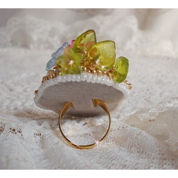 Envol&eacute;e Fleurie ring geborduurd met een hars cabochon van Lucite bloemen, parels en rocailles.