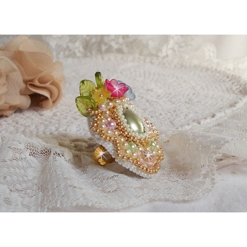 Envolée Fleurie ring geborduurd met een hars cabochon van Lucite bloemen, parels en rocailles.