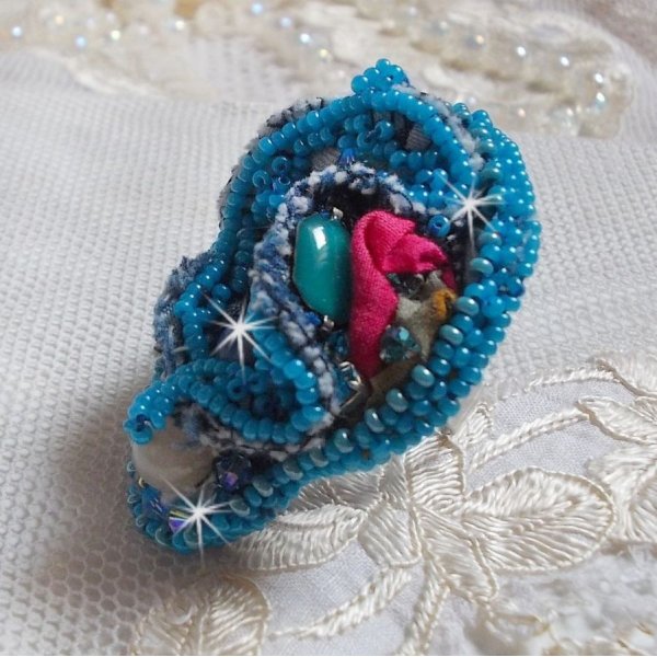 Far West ring in denim geborduurd met halfedelstenen kralen La Sodaliet, Jade en andere kralen