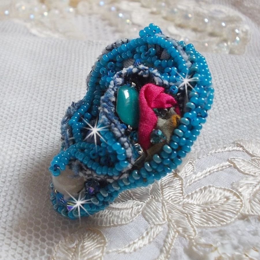 Far West ring in denim geborduurd met halfedelstenen kralen La Sodaliet, Jade en andere kralen