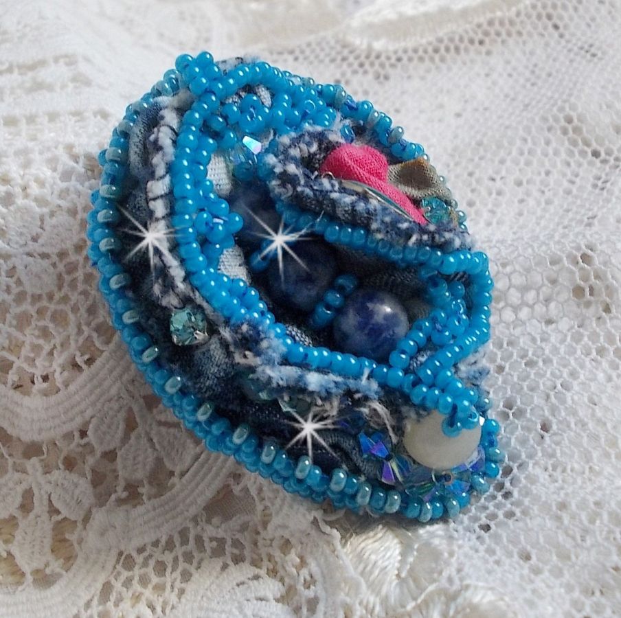 Far West ring in denim geborduurd met halfedelstenen kralen La Sodaliet, Jade en andere kralen