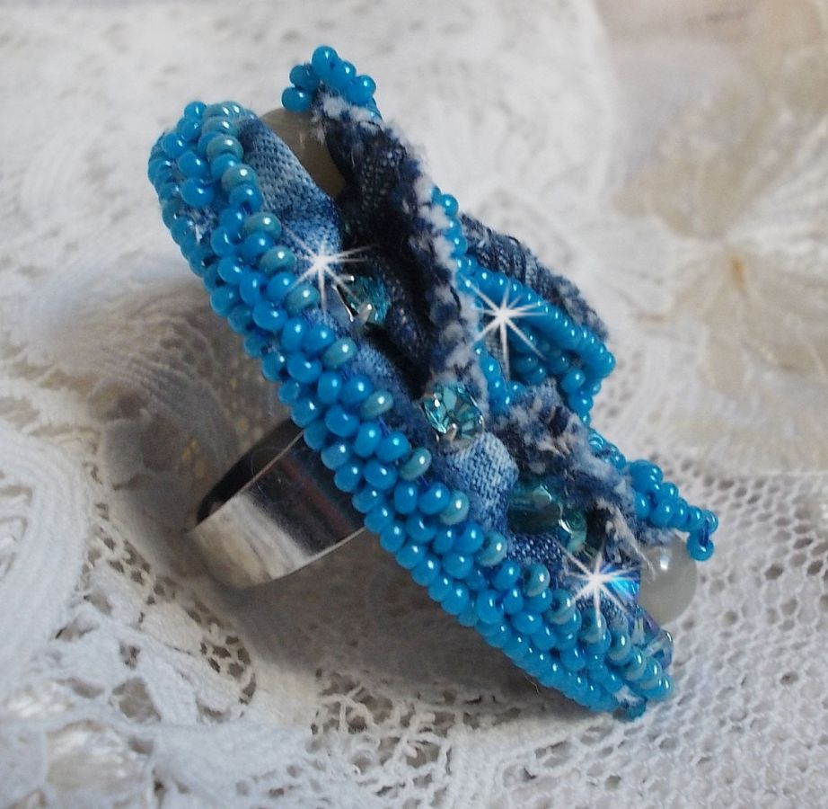 Far West ring in denim geborduurd met halfedelstenen kralen La Sodaliet, Jade en andere kralen