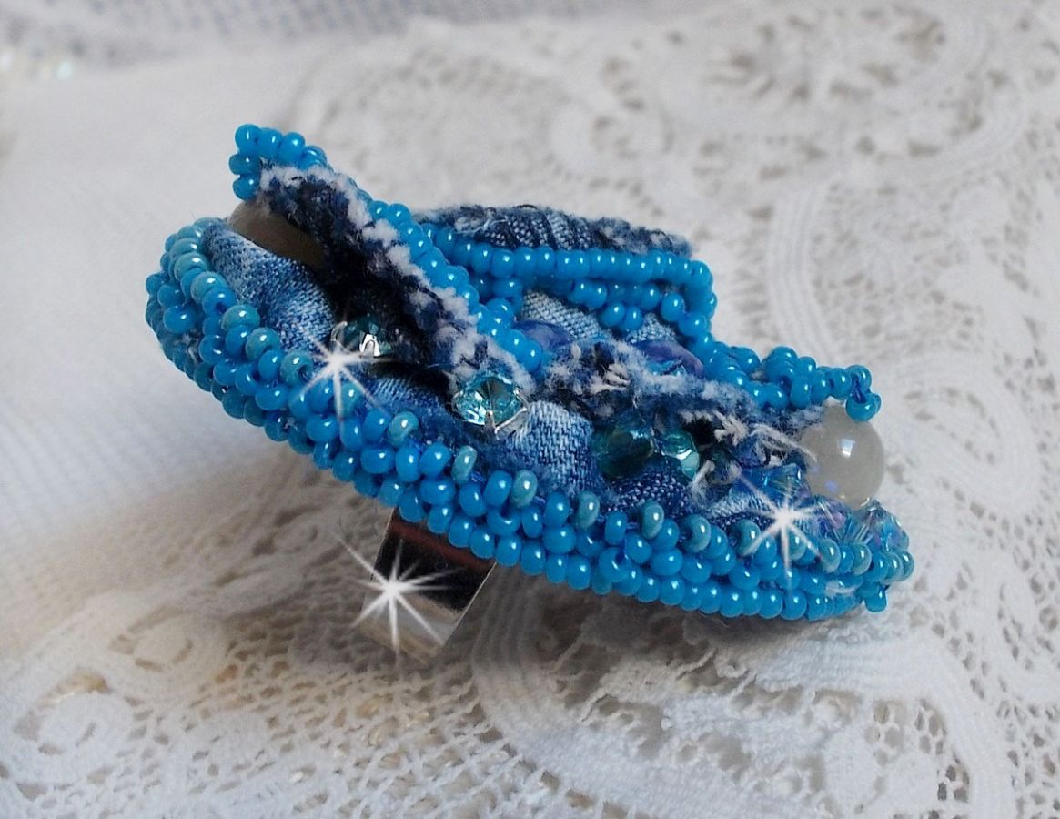 Far West ring in denim geborduurd met halfedelstenen kralen La Sodaliet, Jade en andere kralen