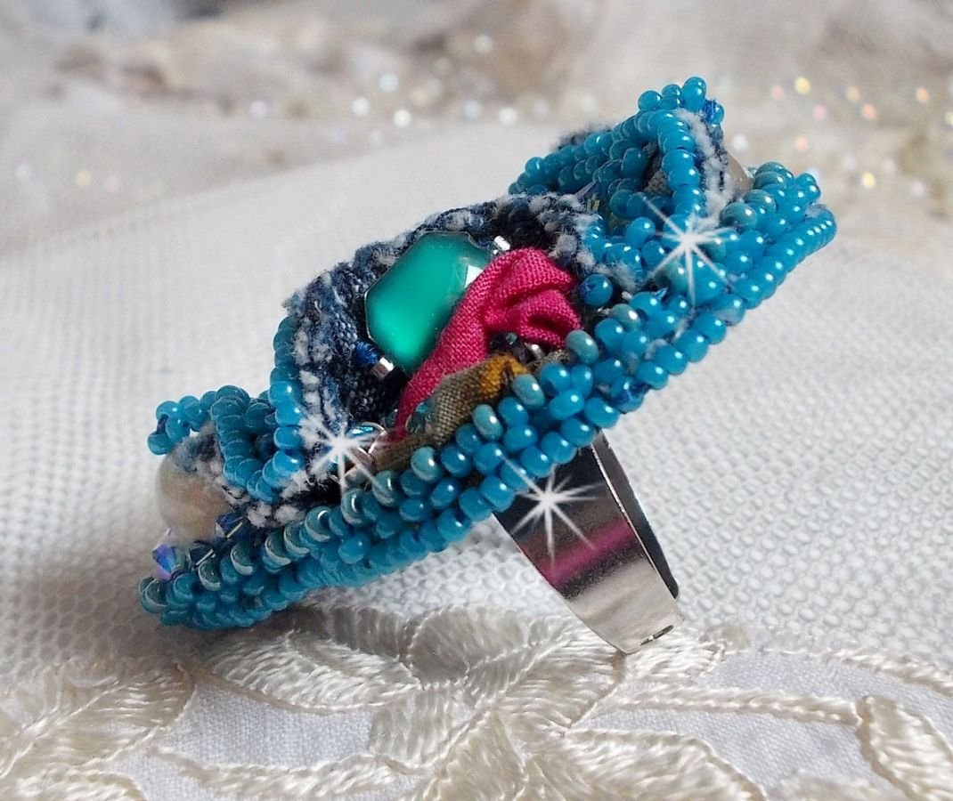 Far West ring in denim geborduurd met halfedelstenen kralen La Sodaliet, Jade en andere kralen