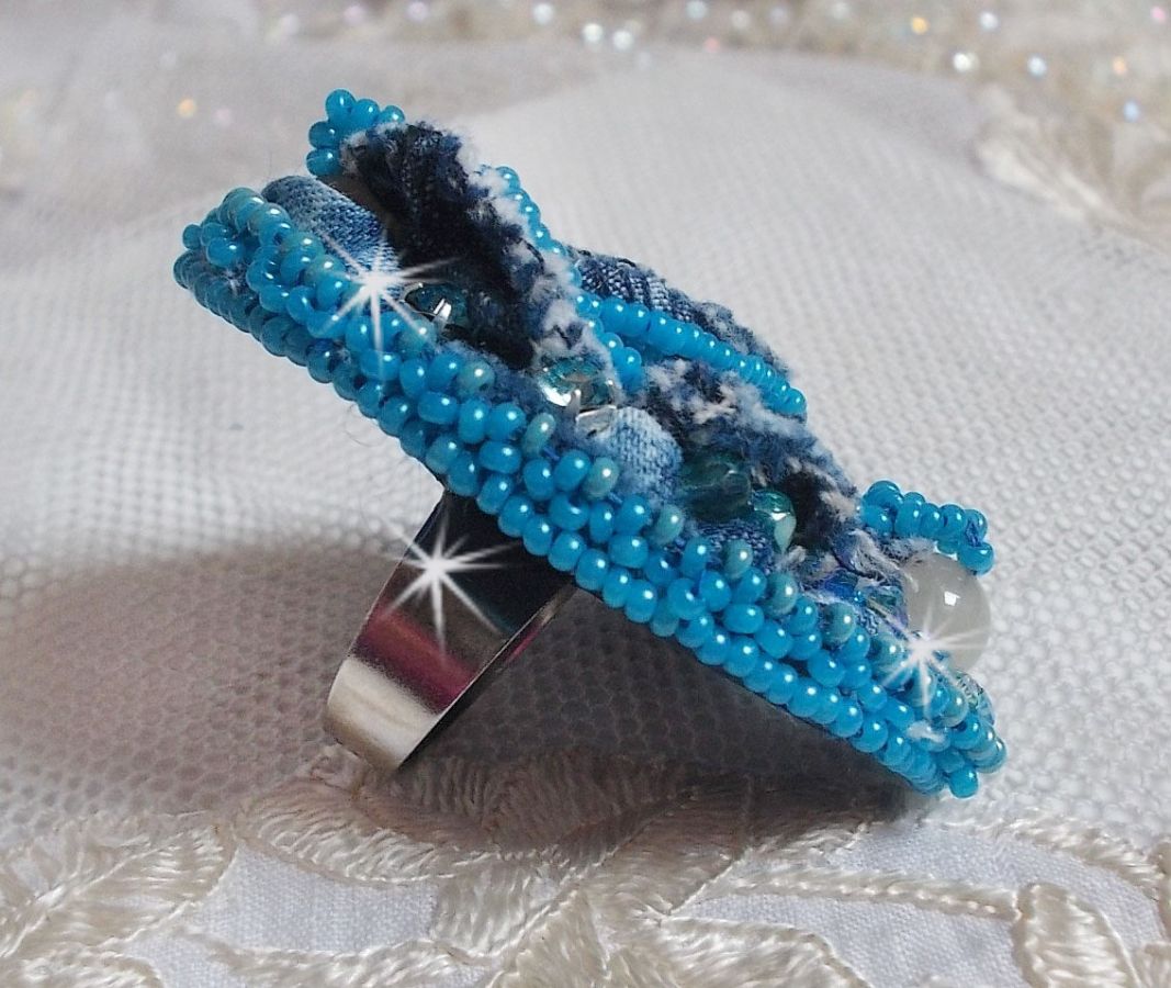 Far West ring in denim geborduurd met halfedelstenen kralen La Sodaliet, Jade en andere kralen