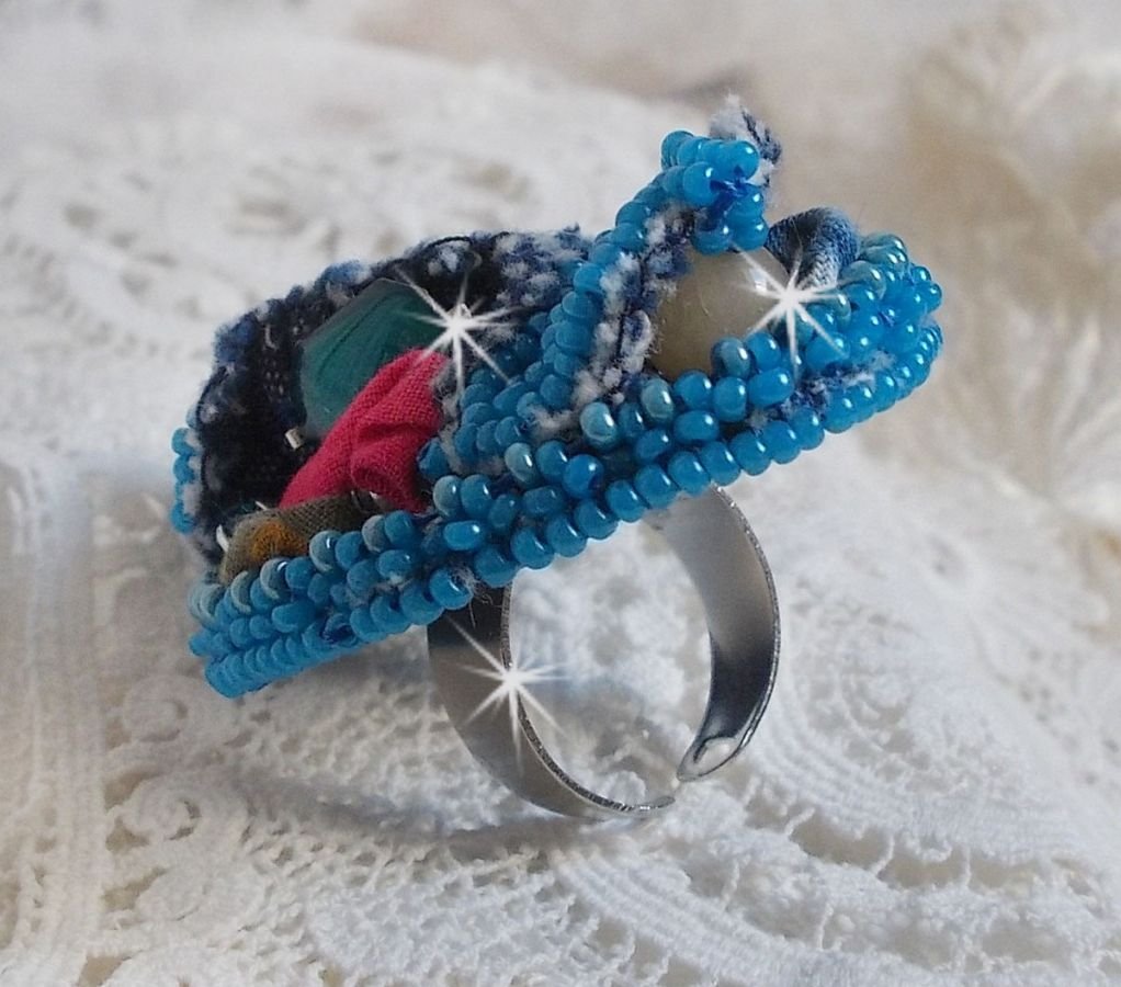 Far West ring in denim geborduurd met halfedelstenen kralen La Sodaliet, Jade en andere kralen