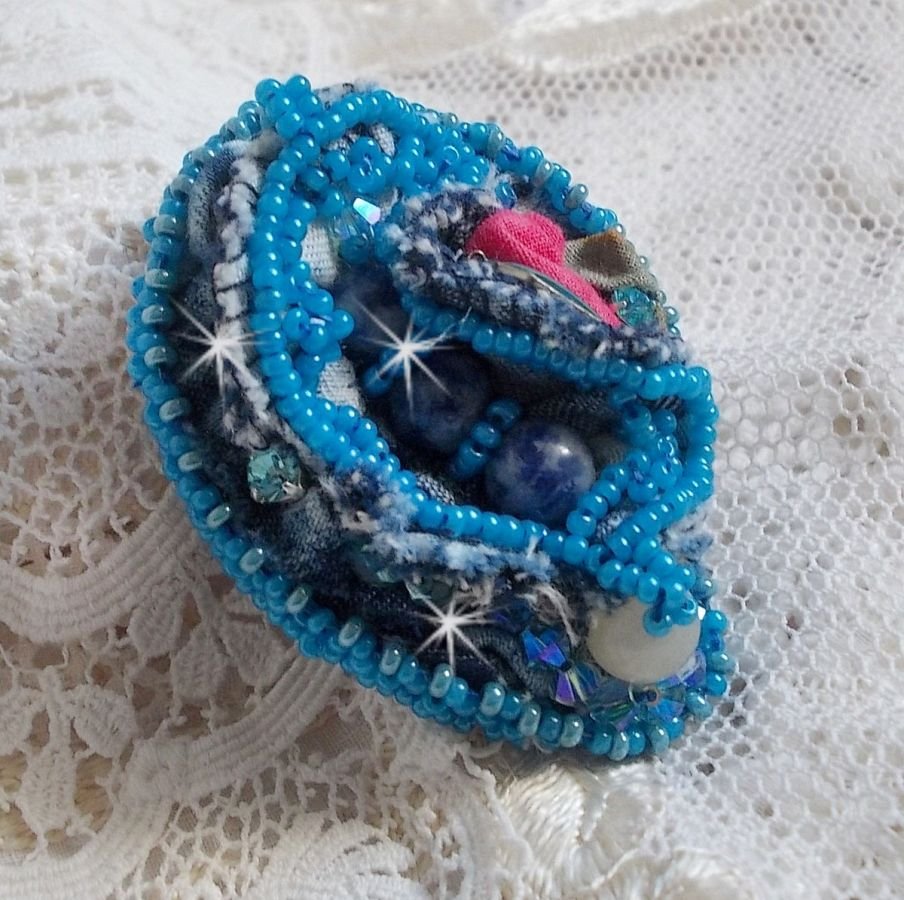 Far West ring in denim geborduurd met halfedelstenen kralen La Sodaliet, Jade en andere kralen