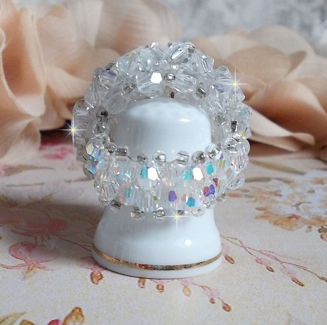 Flock ring met facetten en draaiende toppen in Swarovski kristal
