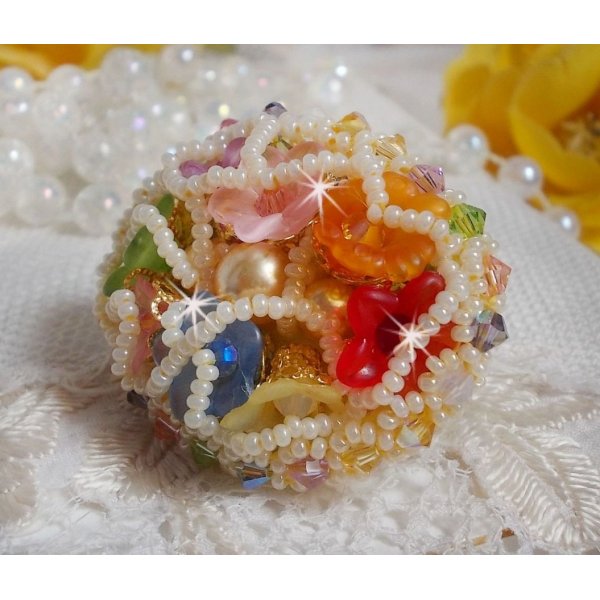 Bague Garden Flowers brod&eacute;e avec des cristaux de Swarovski, des fleurs Lucite et des rocailles