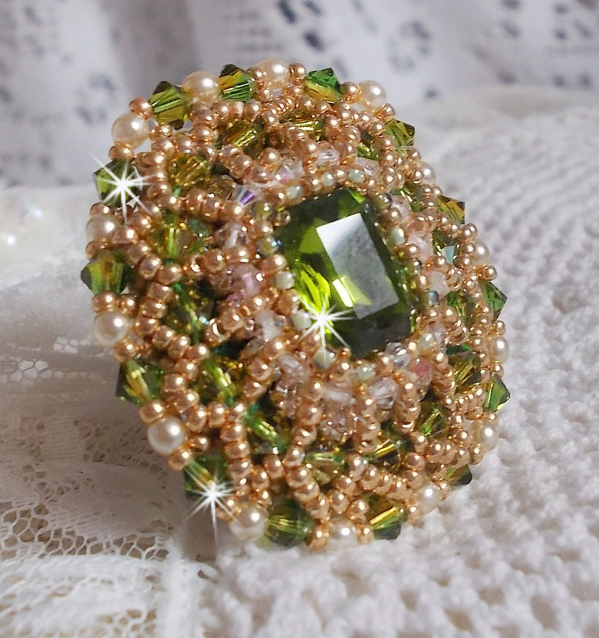 Garden Party ring geborduurd met een 1960 bohemian kristal cabochon, Swarovski kristallen, parels en rocailles. 