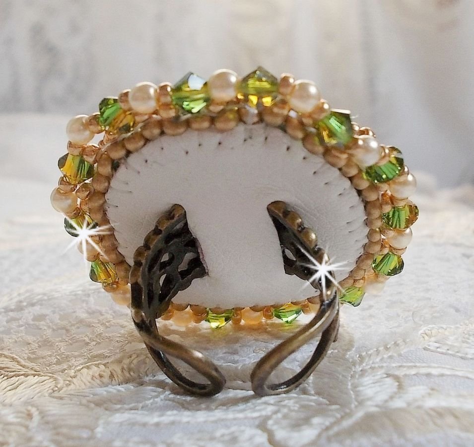 Garden Party ring geborduurd met een 1960 bohemian kristal cabochon, Swarovski kristallen, parels en rocailles. 