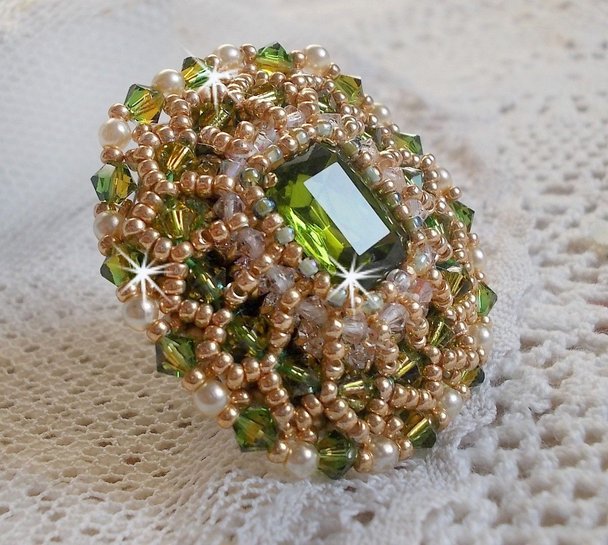 Garden Party ring geborduurd met een 1960 bohemian kristal cabochon, Swarovski kristallen, parels en rocailles. 