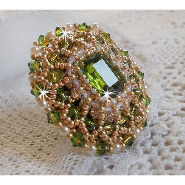 Garden Party ring geborduurd met een 1960 bohemian kristal cabochon, Swarovski kristallen, parels en rocailles. 