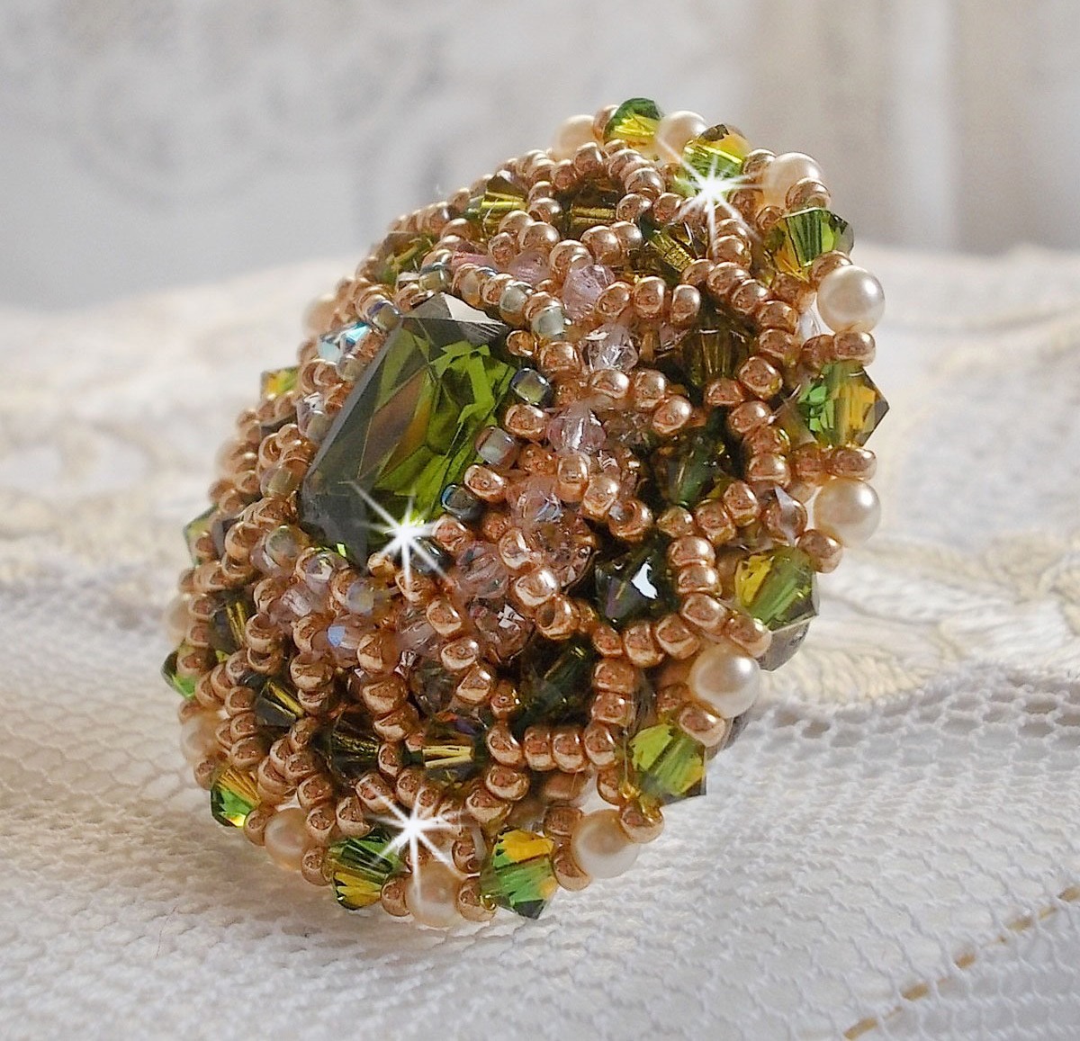 Garden Party ring geborduurd met een 1960 bohemian kristal cabochon, Swarovski kristallen, parels en rocailles. 