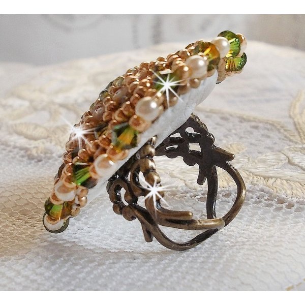 Garden Party ring geborduurd met een 1960 bohemian kristal cabochon, Swarovski kristallen, parels en rocailles. 