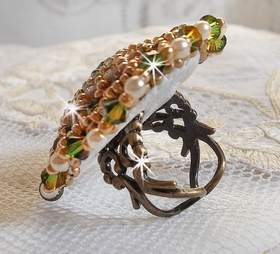 Garden Party ring geborduurd met een 1960 bohemian kristal cabochon, Swarovski kristallen, parels en rocailles. 