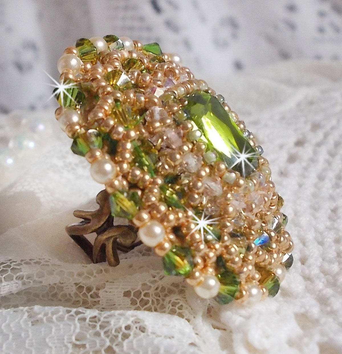 Garden Party ring geborduurd met een 1960 bohemian kristal cabochon, Swarovski kristallen, parels en rocailles. 