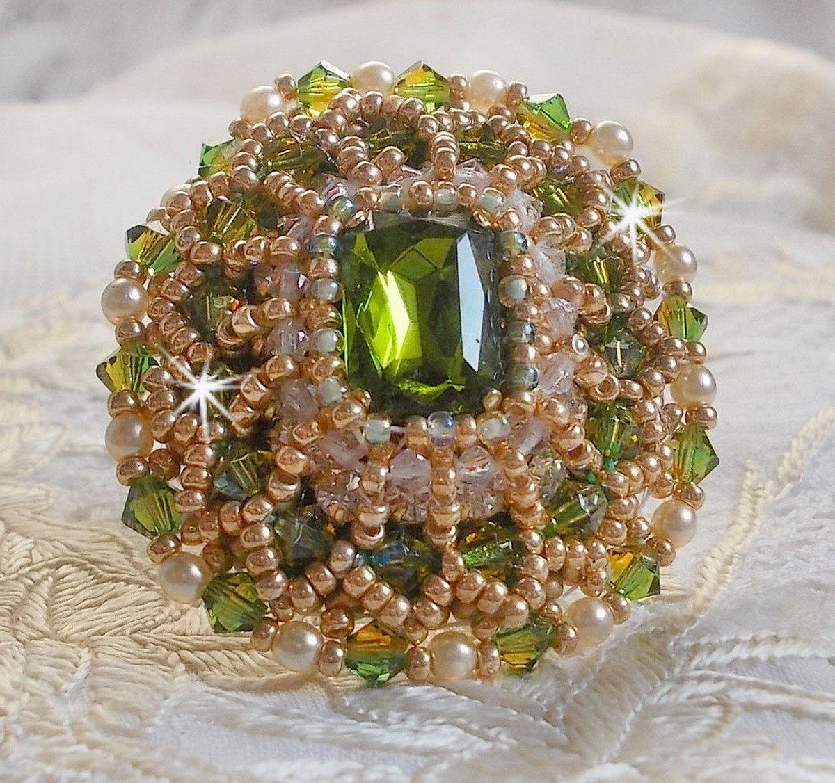 Garden Party ring geborduurd met een 1960 bohemian kristal cabochon, Swarovski kristallen, parels en rocailles. 