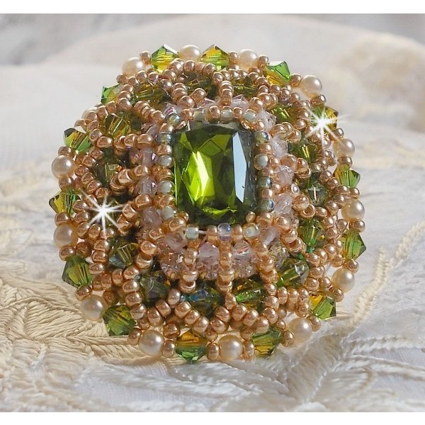 Garden Party ring geborduurd met een 1960 bohemian kristal cabochon, Swarovski kristallen, parels en rocailles. 