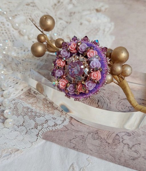Glace Purple Ring geborduurd met Swarovski kristallen en hars rozen