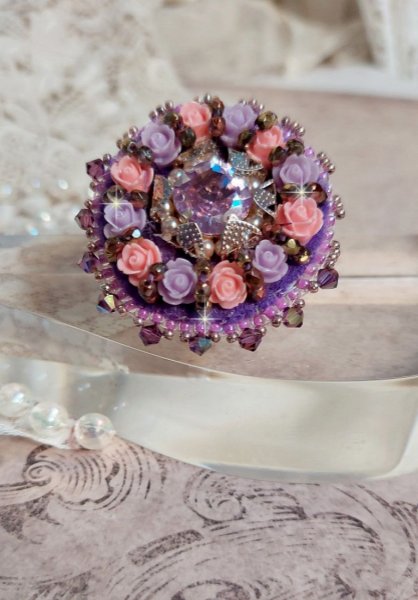 Glace Purple Ring geborduurd met Swarovski kristallen en hars rozen