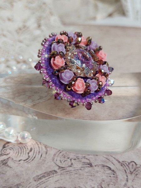 Glace Purple Ring geborduurd met Swarovski kristallen en hars rozen