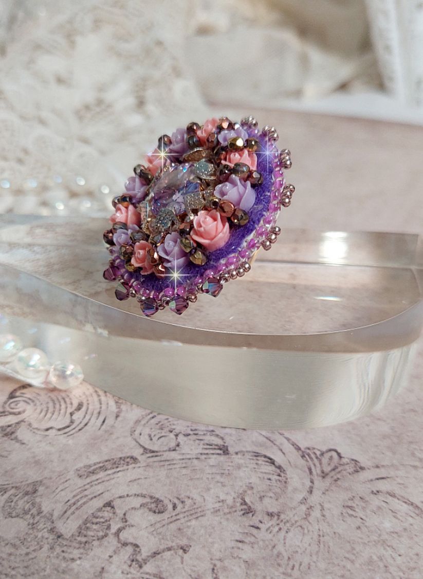 Glace Purple Ring geborduurd met Swarovski kristallen en hars rozen