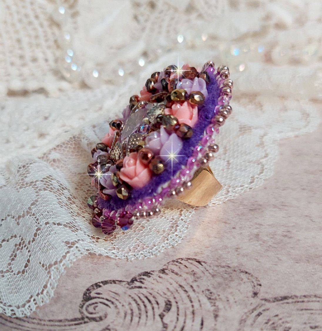Glace Purple Ring geborduurd met Swarovski kristallen en hars rozen