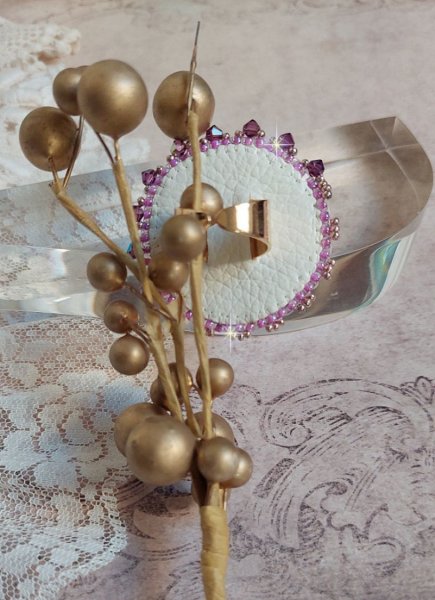 Glace Purple Ring geborduurd met Swarovski kristallen en hars rozen