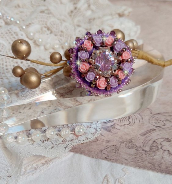 Glace Purple Ring geborduurd met Swarovski kristallen en hars rozen