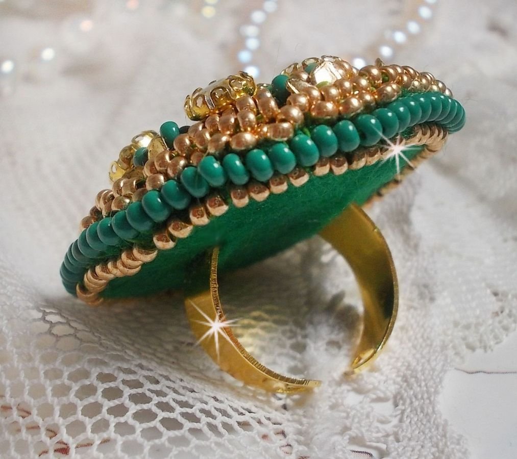 Groene Iris ring geborduurd met een Spiegel cabochon met Swarovski kristallen chatons