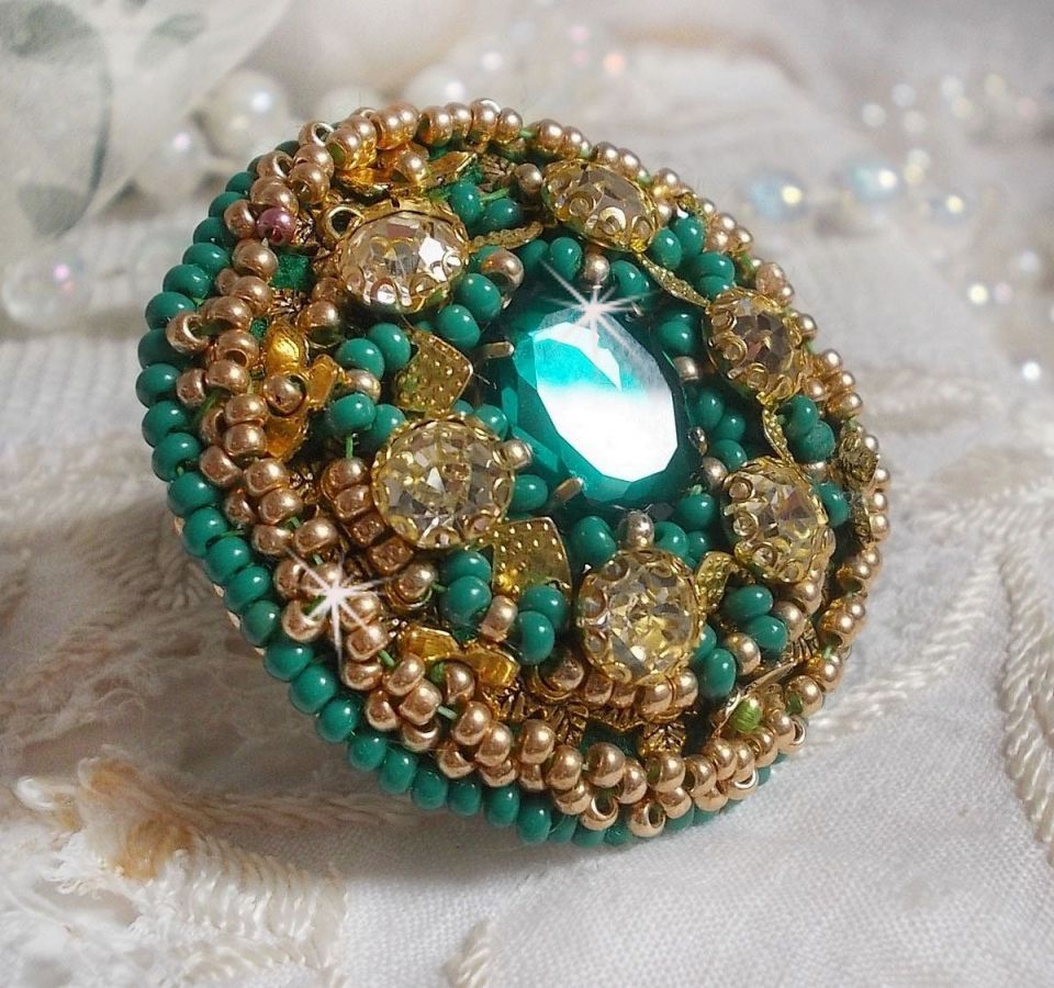 Groene Iris ring geborduurd met een Spiegel cabochon met Swarovski kristallen chatons