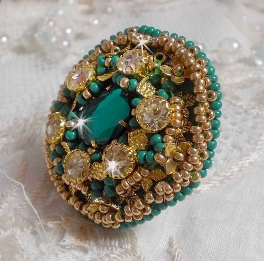 Groene Iris ring geborduurd met een Spiegel cabochon met Swarovski kristallen chatons