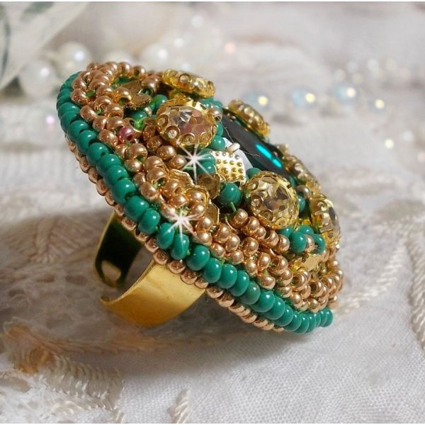Groene Iris ring geborduurd met een Spiegel cabochon met Swarovski kristallen chatons
