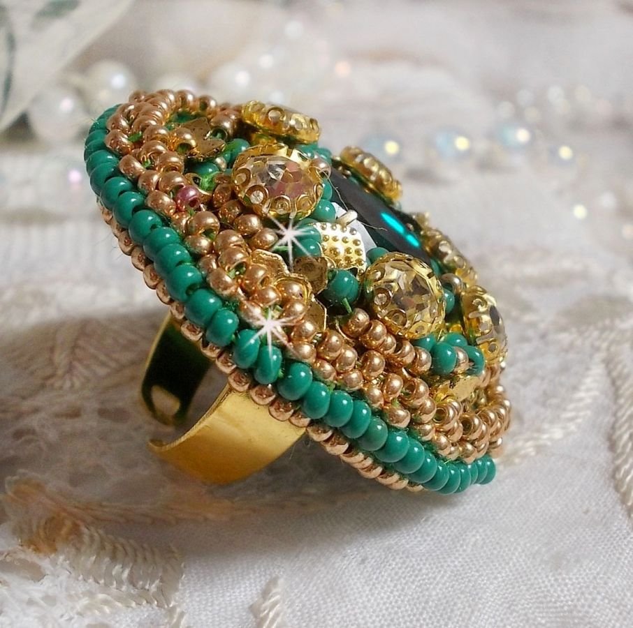 Groene Iris ring geborduurd met een Spiegel cabochon met Swarovski kristallen chatons