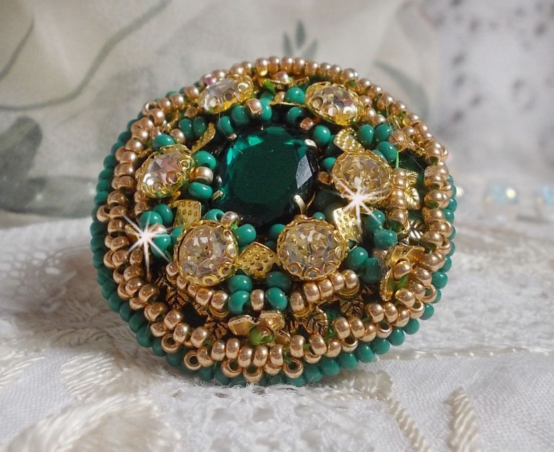 Groene Iris ring geborduurd met een Spiegel cabochon met Swarovski kristallen chatons