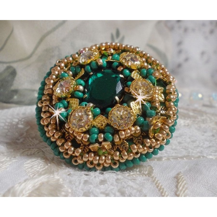 Groene Iris ring geborduurd met een Spiegel cabochon met Swarovski kristallen chatons