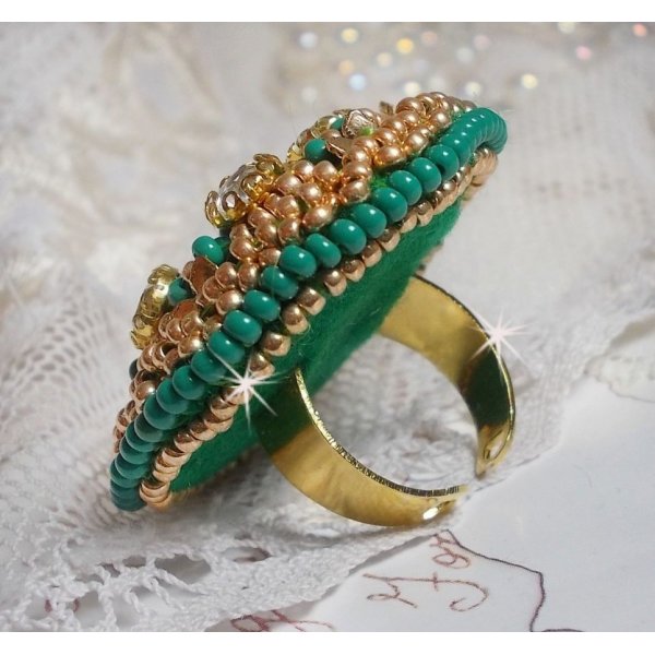 Groene Iris ring geborduurd met een Spiegel cabochon met Swarovski kristallen chatons