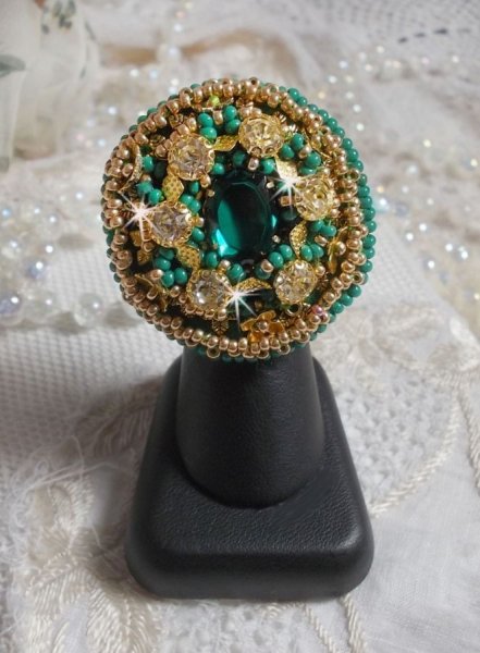Groene Iris ring geborduurd met een Spiegel cabochon met Swarovski kristallen chatons